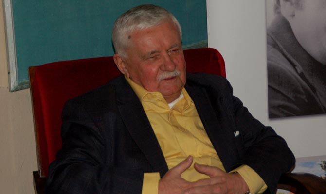 Végel László est